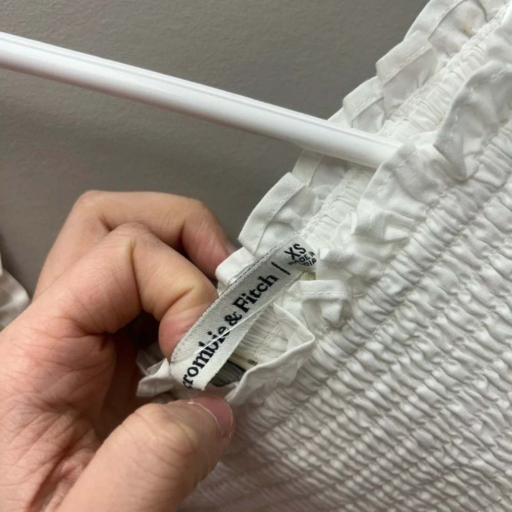 Abercrombie & Fitch Smocked Poplin Puff‎ White Top - Picture 4 of 5